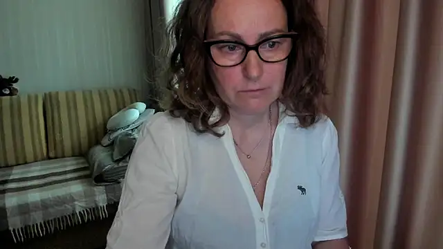 Snapshot of lauraoven chatting on 22, 5, 2026 lauraoven online show from 22, 5, 2026
