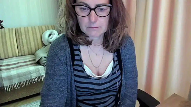 Snapshot of lauraoven chatting on 3, 6, 2026 lauraoven online show from 3, 6, 2026