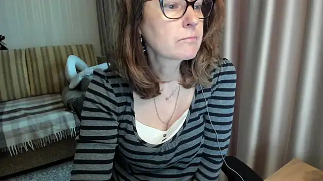 Snapshot of lauraoven chatting on 3, 6, 2026 lauraoven online show from 3, 6, 2026
