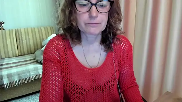 Snapshot of lauraoven chatting on 5, 6, 2026 lauraoven online show from 5, 6, 2026