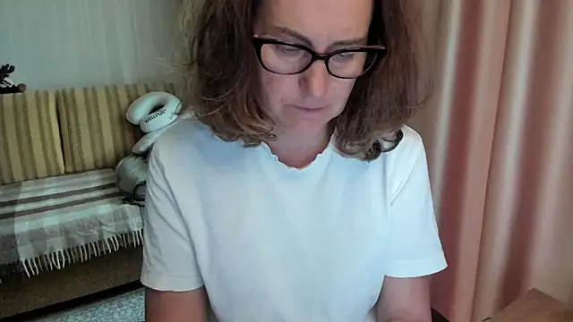 Snapshot of lauraoven chatting on 9, 6, 2026 lauraoven online show from 9, 6, 2026