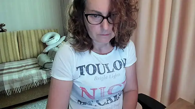 Snapshot of lauraoven chatting on 10, 6, 2026 lauraoven online show from 10, 6, 2026