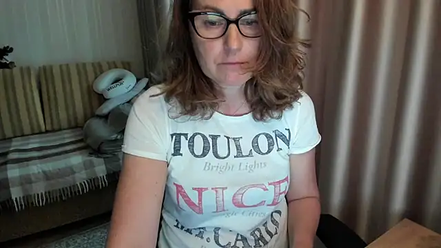 Snapshot of lauraoven chatting on 11, 6, 2026 lauraoven online show from 11, 6, 2026