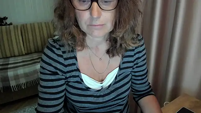 Snapshot of lauraoven chatting on 6, 7, 2026 lauraoven online show from 6, 7, 2026