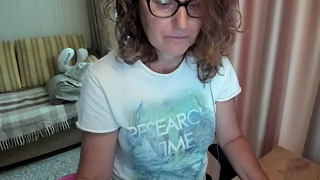 Snapshot of lauraoven chatting on 14, 7, 2026 lauraoven online show from 14, 7, 2026