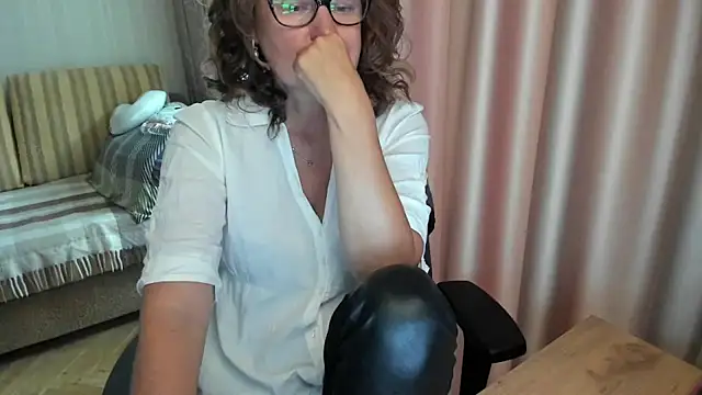 Snapshot of lauraoven chatting on 20, 7, 2026 lauraoven online show from 20, 7, 2026
