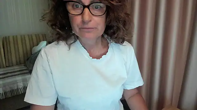 Snapshot of lauraoven chatting on 21, 7, 2026 lauraoven online show from 21, 7, 2026