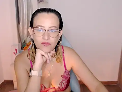 Snapshot of BOREAL_MOON chatting on 7, 5, 2026 BOREAL MOON online show from 7, 5, 2026