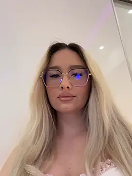 Snapshot of mollyxxx chatting on 3, 5, 2026 mollyxxx online show from 3, 5, 2026