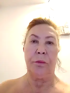 Hottie-Mom online show from 19, 4, 2026