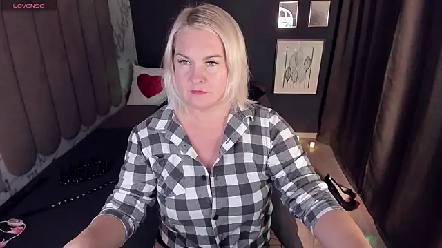 Snapshot of YolandaKiss chatting on 16, 10, 2025 YolandaKiss online show from 16, 10, 2025