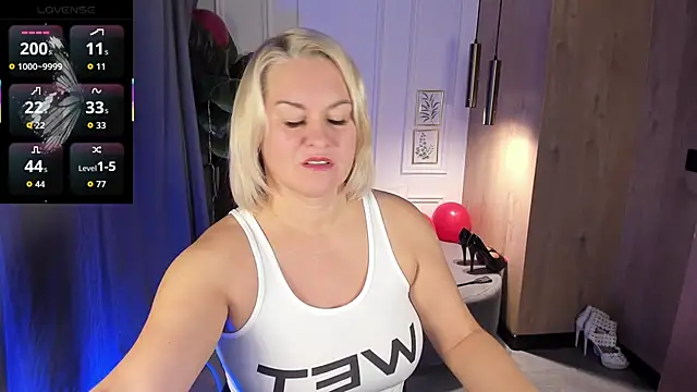 Snapshot of YolandaKiss chatting on 3, 11, 2025 YolandaKiss online show from 3, 11, 2025