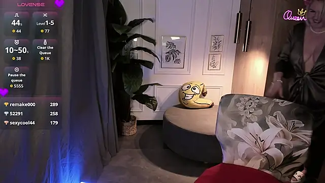 YolandaKiss online show from 6, 4, 2026