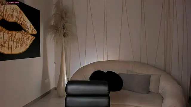 LaurenTurner  online show from 18, 9, 2025
