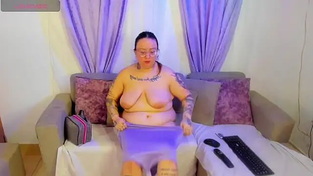 Snapshot of MiaYMolly chatting on 30, 4, 2026 MiaYMolly online show from 30, 4, 2026