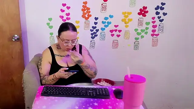 Snapshot of MiaYMolly chatting on 24, 6, 2026 MiaYMolly online show from 24, 6, 2026