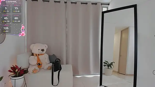 roxie gates  online show from 10, 10, 2025