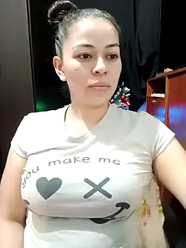 Snapshot of mayhott2 chatting on 19, 12, 2024 mayhott2 online show from 19, 12, 2024