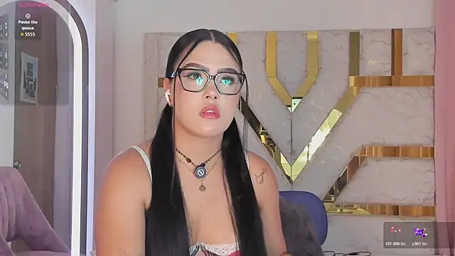Snapshot of sophy_champagne chatting on 13, 5, 2026 sophy champagne online show from 13, 5, 2026