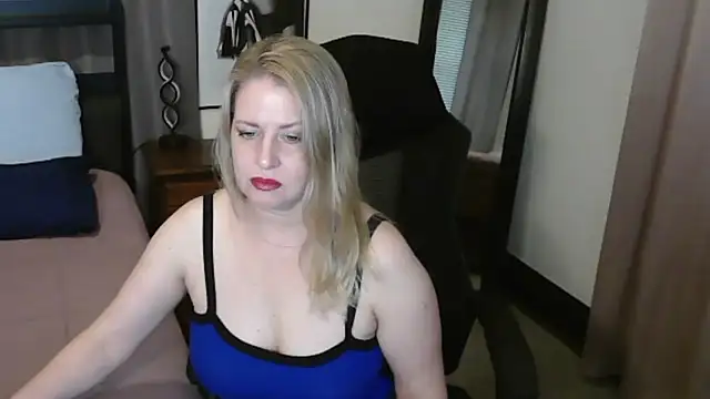 Snapshot of HollieBim chatting on 21, 5, 2026 HollieBim online show from 21, 5, 2026