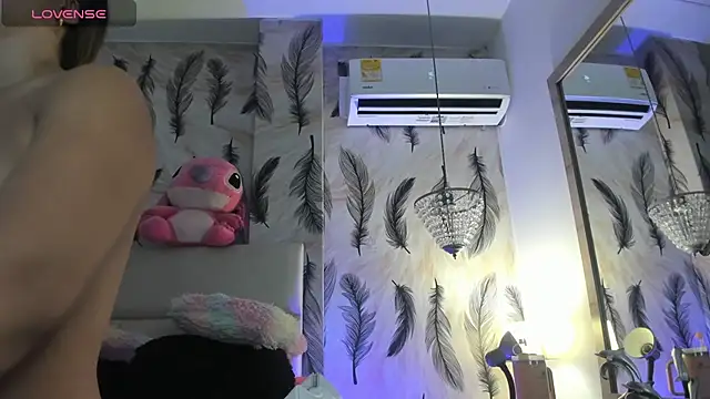 Snapshot of Vivi_prinncess chatting on 18, 10, 2025 Vivi prinncess online show from 18, 10, 2025