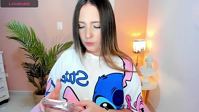 Snapshot of HannaMiller_1 chatting on 6, 5, 2026 HannaMiller 1 online show from 6, 5, 2026