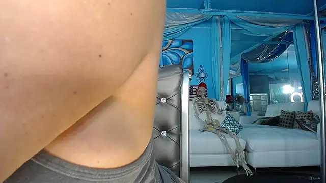 Snapshot of ADRIANNA_FOX chatting on 27, 3, 2026 ADRIANNA FOX online show from 27, 3, 2026