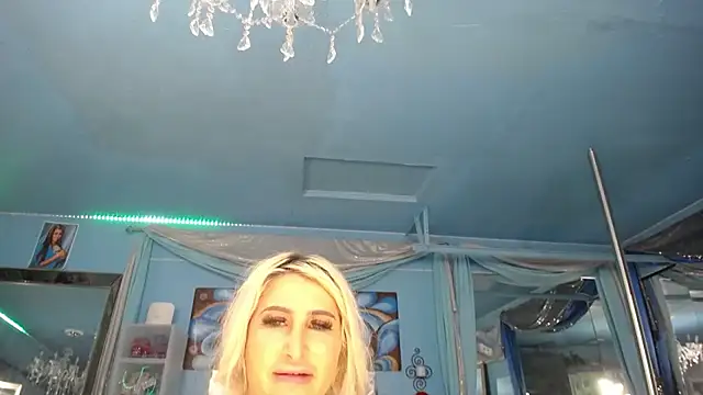 Snapshot of ADRIANNA_FOX chatting on 7, 4, 2026 ADRIANNA FOX online show from 7, 4, 2026