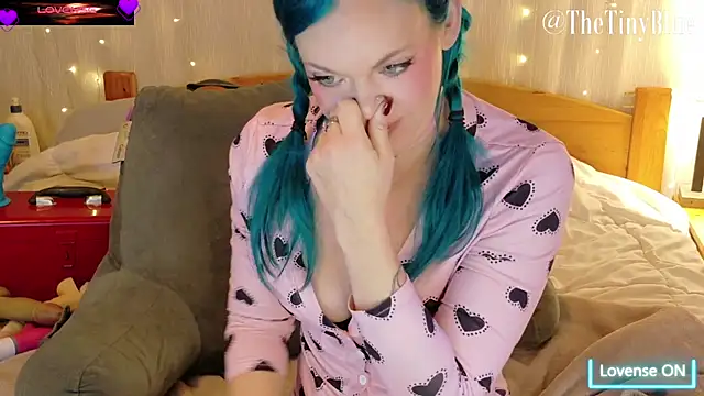 Snapshot of thetinyblue chatting on 10, 10, 2025 thetinyblue online show from 10, 10, 2025