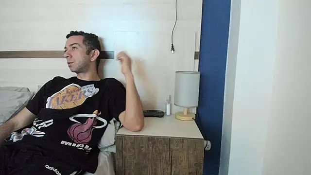 Snapshot of funcouple1985 chatting on 11, 3, 2025 funcouple1985 online show from 11, 3, 2025