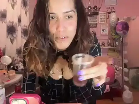 Snapshot of latinacubana chatting on 4, 1, 2025 latinacubana online show from 4, 1, 2025