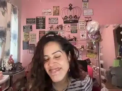 Snapshot of latinacubana chatting on 5, 1, 2025 latinacubana online show from 5, 1, 2025