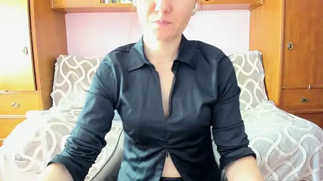 Snapshot of HolmesAriana chatting on 5, 2, 2025 HolmesAriana online show from 5, 2, 2025