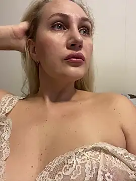 Snapshot of YourBlondee chatting on 11, 12, 2024 YourBlondee online show from 11, 12, 2024