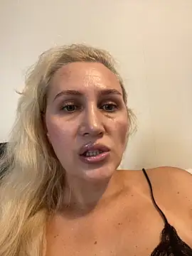 Snapshot of YourBlondee chatting on 12, 9, 2025 YourBlondee online show from 12, 9, 2025