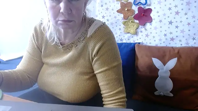 Snapshot of QueenLana chatting on 23, 4, 2026 QueenLana online show from 23, 4, 2026