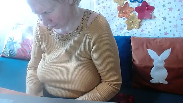 Snapshot of QueenLana chatting on 2, 6, 2026 QueenLana online show from 2, 6, 2026