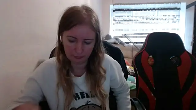 Snapshot of PeterAndJen chatting on 8, 10, 2025 PeterAndJen online show from 8, 10, 2025