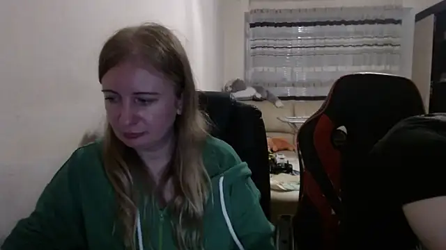 Snapshot of PeterAndJen chatting on 21, 10, 2025 PeterAndJen online show from 21, 10, 2025