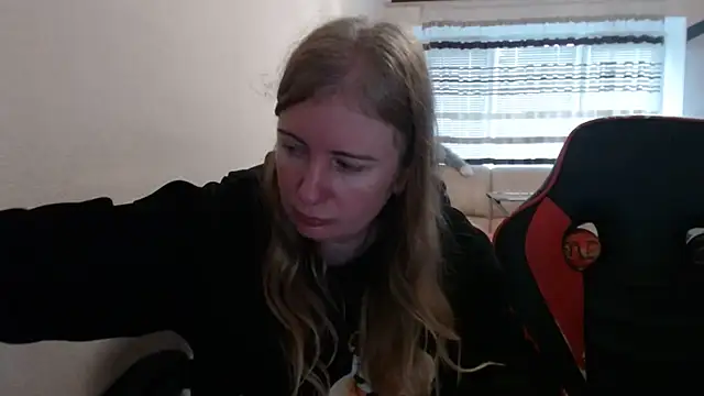 Snapshot of PeterAndJen chatting on 21, 11, 2025 PeterAndJen online show from 21, 11, 2025