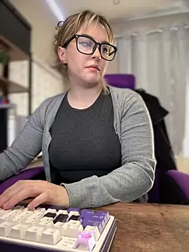 JennKenobi online show from 19, 2, 2025