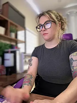 JennKenobi online show from 19, 2, 2025