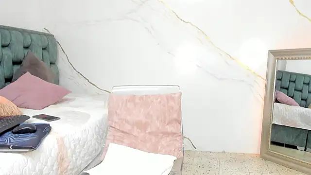 IsiisLovei online show from 9, 9, 2025