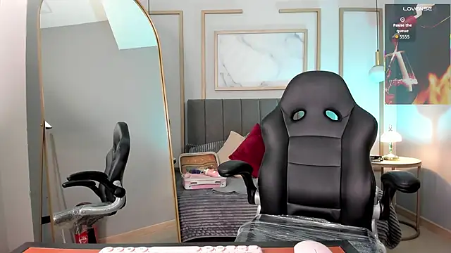 Holly madison  online show from 25, 2, 2026