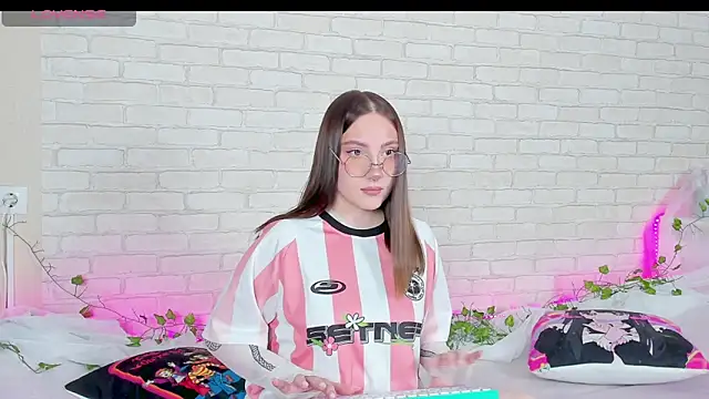 Snapshot of LinaKenny chatting on 26, 11, 2025 LinaKenny online show from 26, 11, 2025