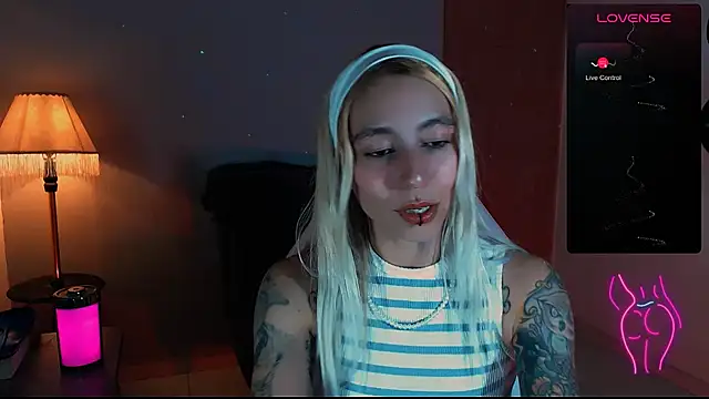Snapshot of Saucy_Jenn chatting on 25, 12, 2024 Saucy Jenn online show from 25, 12, 2024