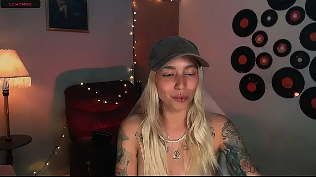 Snapshot of Saucy_Jenn chatting on 22, 2, 2025 Saucy Jenn online show from 22, 2, 2025