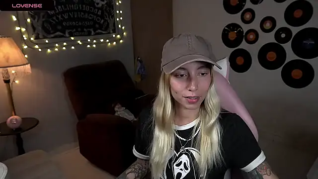 Snapshot of Saucy_Jenn chatting on 22, 3, 2025 Saucy Jenn online show from 22, 3, 2025