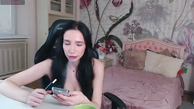 AliciaBow online show from 2, 11, 2025