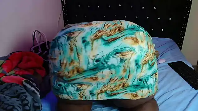 Toomuchbooty33 online show from 16, 12, 2025